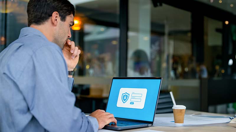 Homem com portátil a colocar a password